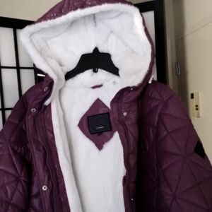Steve Madden -Puffer coat -NEW -Size M beautiful Plum color, fluffy white inside
